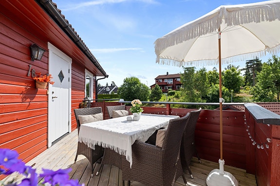 Koselig sitteplass ved inngang med sol hele dagen