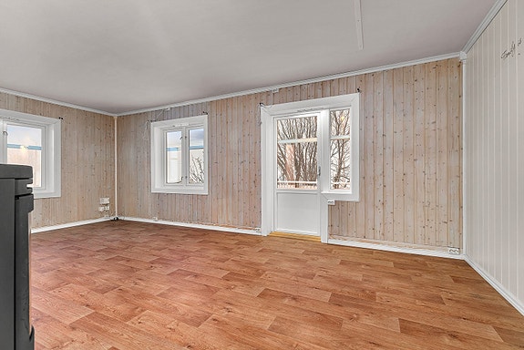 Fra stue er det utgang til terrasse.