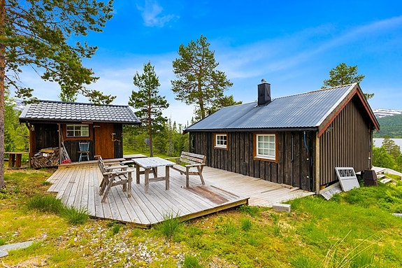 Velkommen til denne fine og velholdte fritidsboligen beliggende i sørvestlig del av Fiplingvatnet, i nærheten av Simskaret. Foto: EFKT.