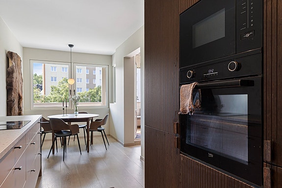 Aktiv Eiendomsmegling v/ Marius Kvalvik har gleden av å presentere Gamle Oslovei 31E - en strøken og nyoppusset 3-roms andelsleilighet.