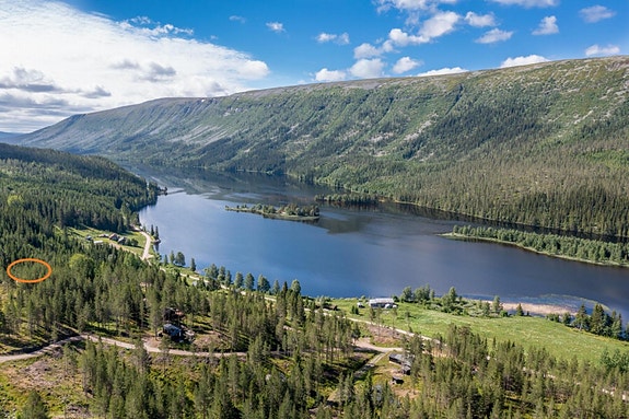 Oransje ring omtrentlig der tomta ligger