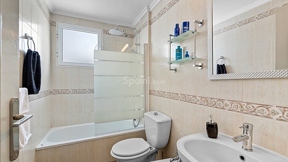 Leilighet med 3 soverom | Gangavstand til strender | Selges fult møblert