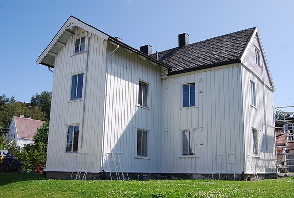 Velkommen til Øystein Møylas veg 9. Det ledige rommet ligger i 3.etg. til høyre i bildet. Brannstige fra vindu.