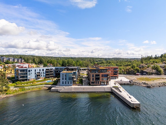 Sjø, strand og brygge