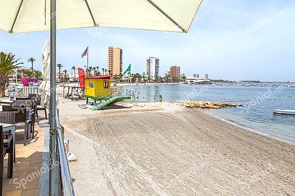 SOLGT! Råflott bolig med imponerende design | Nær strand og alle fasiliteter | Store terrasser og takterrasse