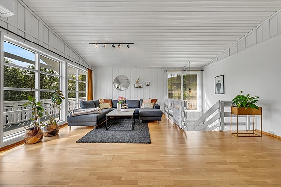 - EiendomsMegler 1 v/Sondre Jakobsen ønsker velkommen til Damveien 5!