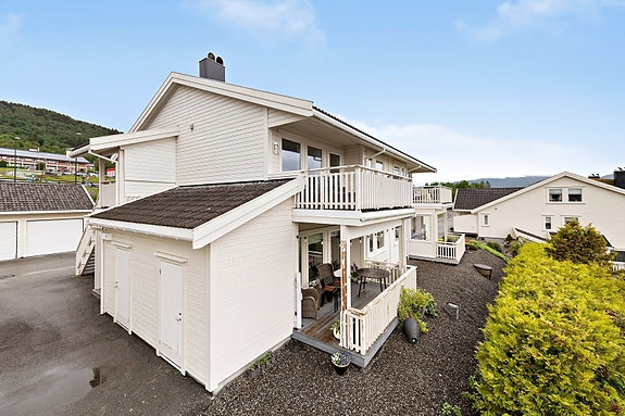 Lys og trivelig 2-roms leilighet i 2. etasje med egen balkong, romslig planløsning og sentral beliggenhet