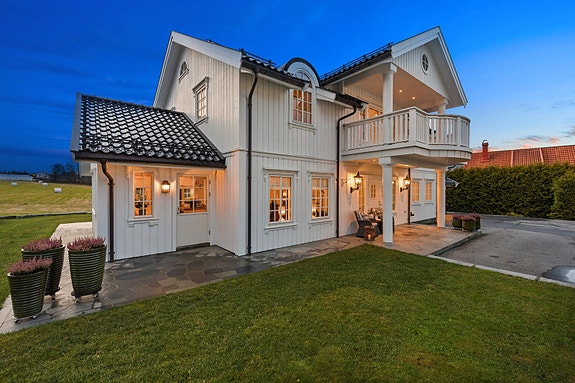 Proaktiv v/Ola Skarra Arnesen har gleden av å presentere Såsengata 16B, en eksklusiv og herskapelig enebolig rett utenfor Mjøndalen sentrum.