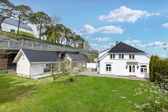 Boligen har en nydelig beliggenhet midt i Langesund sentrum.