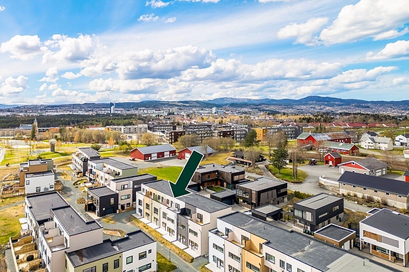 Velkommen til Tiller-Ringen 162D - og dette tidløse og innholdsrike rekkehuset over tre plan fra 2023 ved Tillerparken!