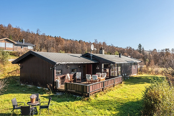 Hytta har en god og innholdsrik planløsning og flere flotte utesoner. En perfekt beliggenhet for å nyte fjellet året rundt!
