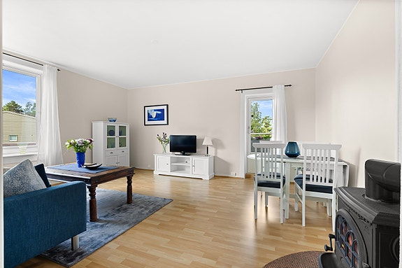 Velkommen til Mellombølgen 10! Dette er en lys og innbydende 2-roms leilighet i 2. etasje, sentralt beliggende på populære Lambertseter.