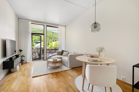 Velkommen til Mellomila 69. Stilren 2-roms selveier i 2.etasje | 2 balkonger | P-plass & bod i kjeller | Takhøyde på 3 meter | Lave bokostnader!