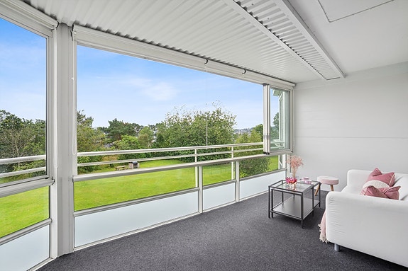 Flott toppleilighet med sentral beliggenhet på Åsen, med nærhet til de fleste nødvendige fasiliteter for en praktisk hverdag.