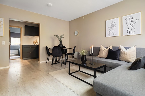 Velkommen til denne lekre 3-roms leiligheten i høy 1. etasje, i en klassisk bygård på Øvre Møllenberg.