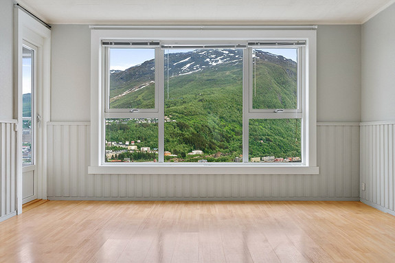Fra stuen er det flott utsikt mot byen og Fagernesfjellet