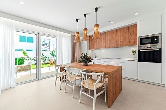 Nydelig hjørne-leilighet med attraktiv beliggenhet | Kort vei til alt | 3 soverom og 2 bad | Bolig til sommeren!