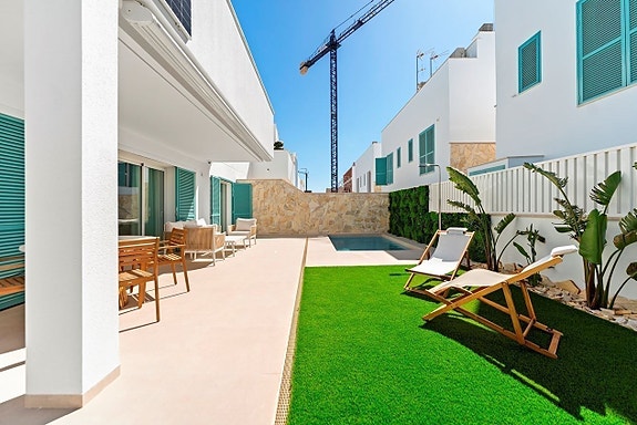 Nydelig hjørne-leilighet med attraktiv beliggenhet | Kort vei til alt | 3 soverom og 2 bad | Bolig til sommeren!