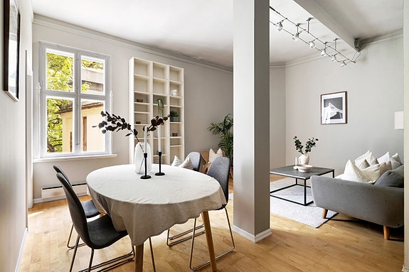 Velkommen til Parkveien 8 - Her har vi gleden av å presentere en sjarmerende 2-roms i en flott og ærverdig bygård, med ettertraktet beliggenhet på Homansbyen i bydel Frogner.