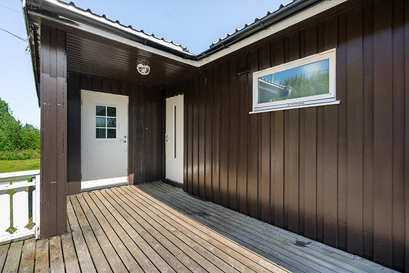 Inngangsparti med terrasse