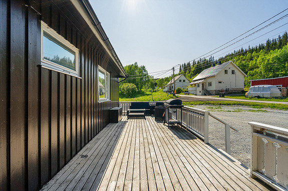 Terrasse ved inngangspartiet