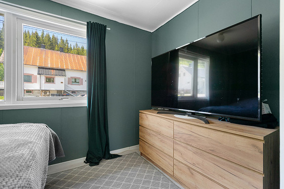 Romslig hovedsoverom med plass til garderobe