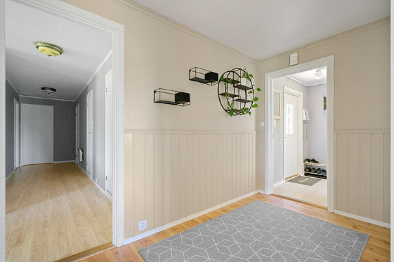 Gang med skyvedørsgarderobe