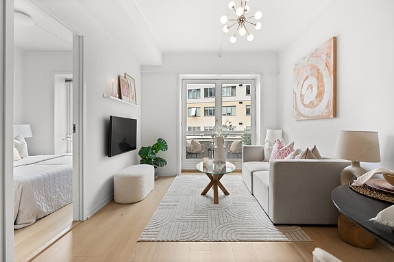 Velkommen til Sandakerveien 48D! Dette er en lys og flott 2-roms selveierleilighet i 2. etasje, attraktivt beliggende på Torshov, rett ved Akerselva, med kort gangavstand til alle fasiliteter.