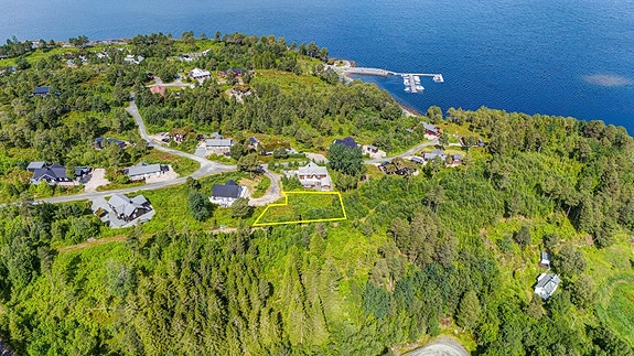 Aktiv Eiendomsmegling v/ Erik Ulseth har gleden av å presentere Knypvegen 3, en tomt i Klokkarbukta hvor du kan gjøre hyttedrømmen til en virkelighet! Foto: André T. Ormset-Paredes