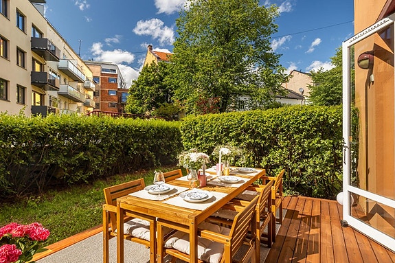 Velkommen til Akersbakken 39 - En meget tiltalende, nyere oppusset og særdeles delikat 2-roms på hele 71 kvm med 17 kvm terrasse samt heis og peis