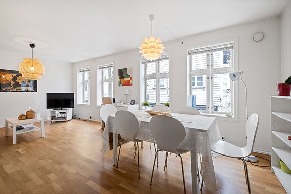 Stue med sofagruppe og spiseplass