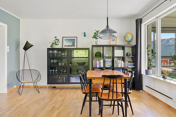 Stue med god plass for møblering i ulike soner