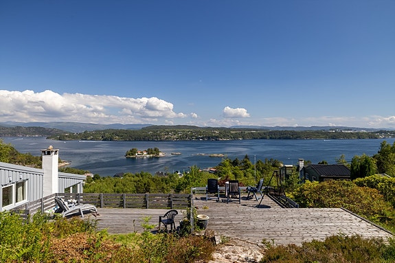Velkommen til Bjorøy. Presentert er en hytte med enestående panoramautsikt.
