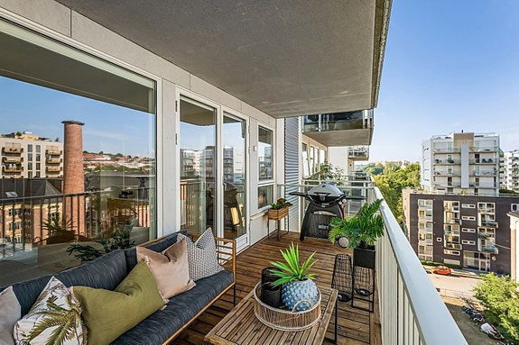 Velkommen til Darres gate 30. En lys og gjennomgående 3-roms beliggende i 9. etasje, med to solrike balkonger og flott utsikt.