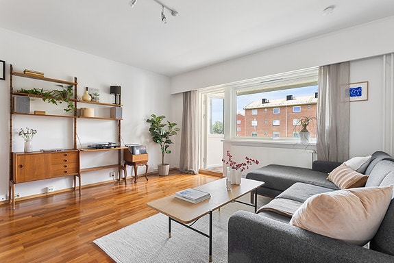 Daniel Berggren ved EIE Løren ønsker velkommen til Karl Staaffs vei 23!