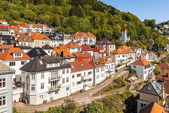 Her bor du et steinkast unna Bergen sentrum, og er omringet av naturskjønne omgivelser.