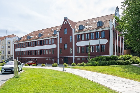 Velkommen til denne lekre og tidløse 2-roms leiligheten i ettertraktede Bjellandgården! Den røde og hvitmalte murbygningen ble reist allerede i 1911 og var Norges hermetikkonge Christian Bjellands eget papir- og blikktrykkeri.