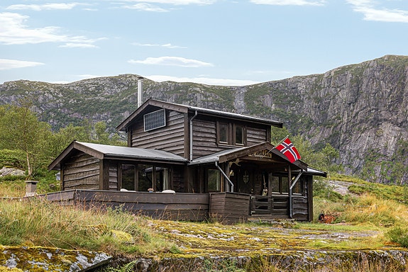Svartavassvegen 295 presenteres av EIE eiendomsmegling ved Eivind Kalve og Matilde Felden.