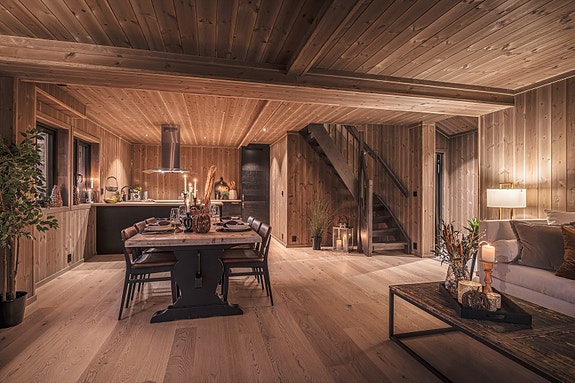 EiendomsMegler 1 ved Trude Gunnlaugsson har gleden av å presentere denne sjarmerende hytten beliggende i Kråvegen 132