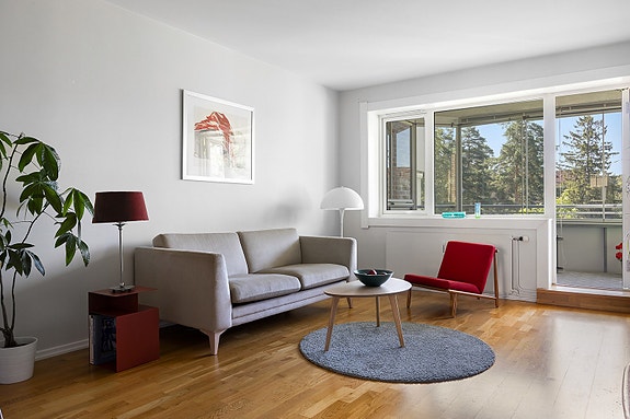 Store vindusflater som gir gode utsikt- og lysforhold. Velkommen på visning i 2. etasje i Filerveien 9!