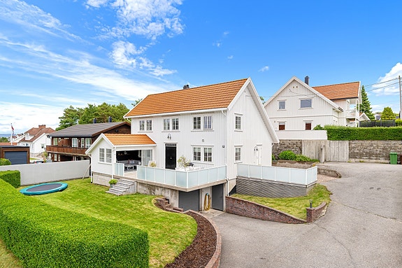 Velkommen til Årekjerret 26! Boligen er presentert av Andre Sandvik v/Aktiv Eiendomsmegling avd. Kristiansand.