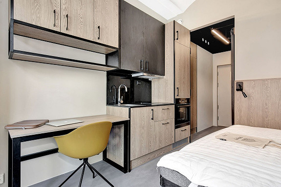 Dette er vår mest funksjonelle studio-leilighet. Her bor du smart med plassbygd seng, kjøkken og et moderne bad. Rommet har god oppbevaringsplass, skap, skuffer og hyller.