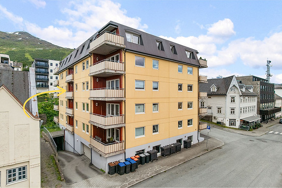 Leiligheten ligger i 3. etasje med en sentral beliggenhet i sentrum av Narvik