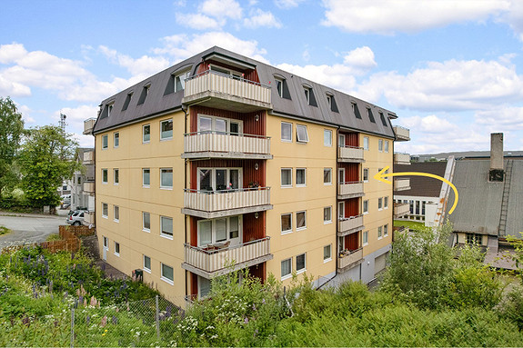 Leiligheten ligger i 3. etasje med balkong vendt mot bakgården