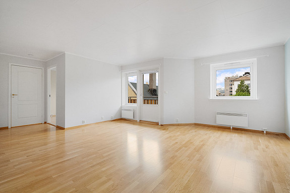 Romslig stue med plass til både sofagruppe og spisebord