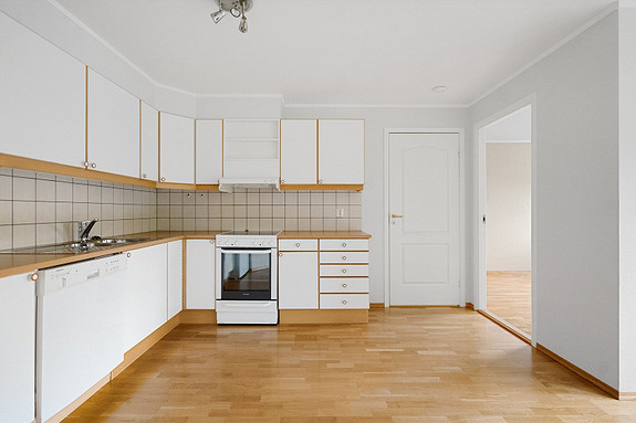 Kjøkken med inngang til soverom og bad