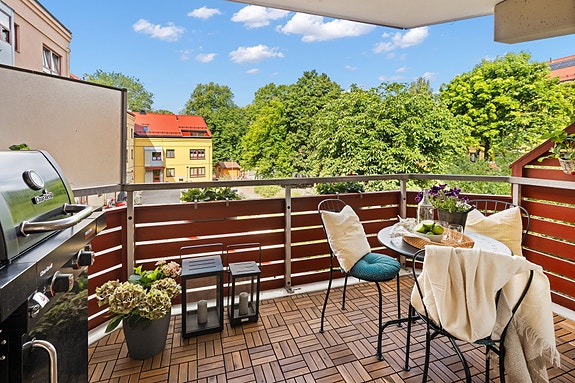 Vestvendt balkong på ca. 8 m² vendt mot rolig bakgård.