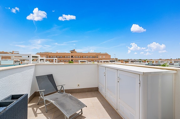 Nydelig leilighet med takterrasse i populære Punta Prima | Parkering og bod | Stort fellesområde med 2 basseng