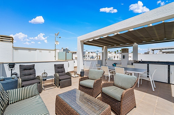 Nydelig leilighet med takterrasse i populære Punta Prima | Parkering og bod | Stort fellesområde med 2 basseng