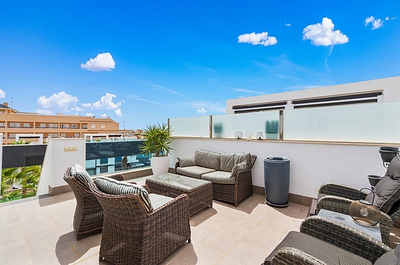 Nydelig leilighet med takterrasse i populære Punta Prima | Parkering og bod | Stort fellesområde med 2 basseng